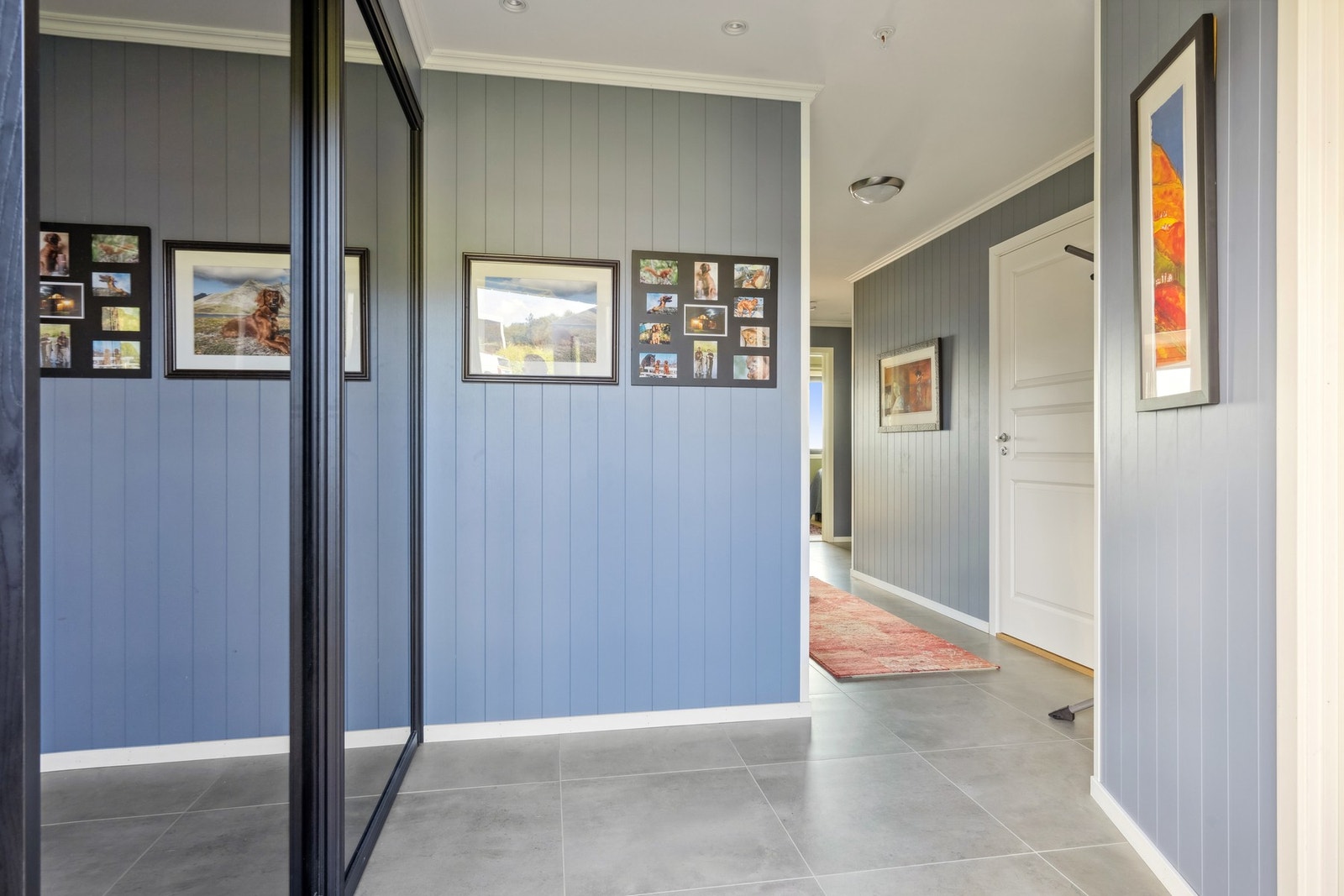 Inngangsparti 2.etg. Skyvedørsgarderobe på venstre side. Galleribilde