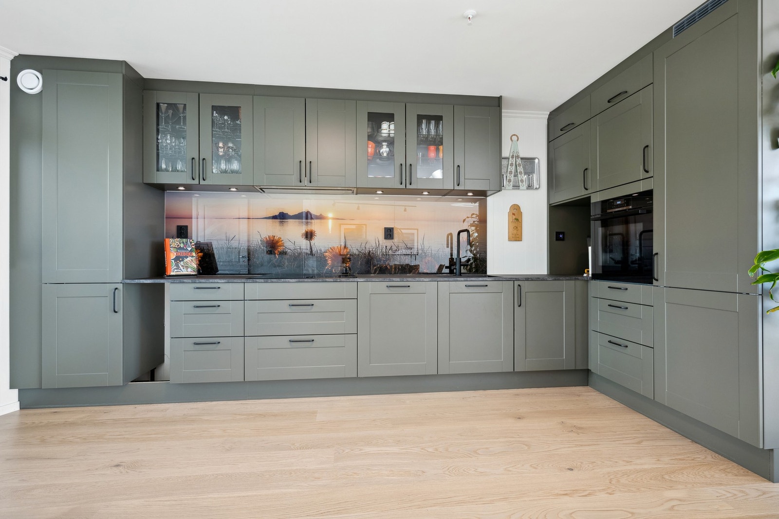 Kjøkken med integrerte hvitevarer. Galleribilde