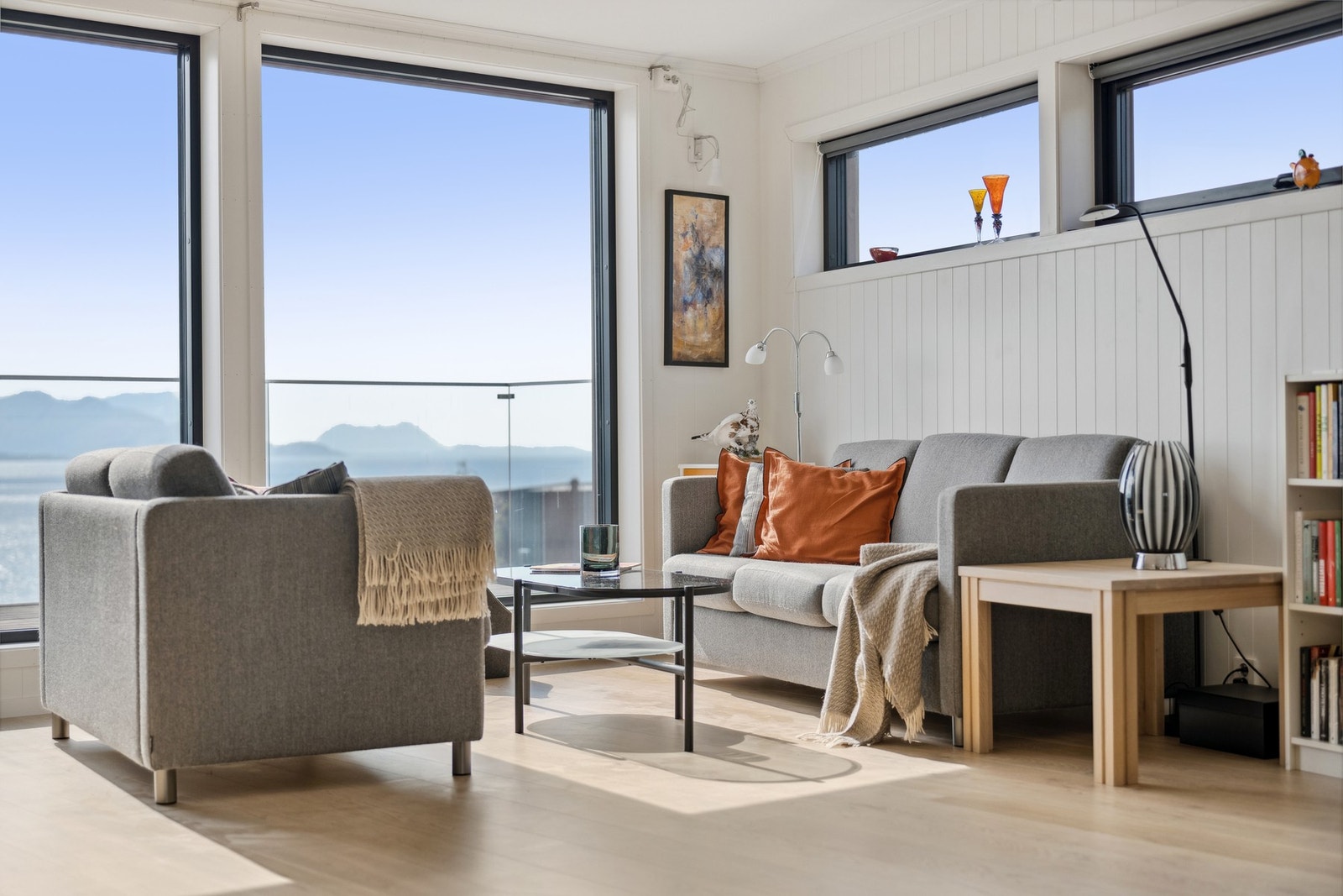 Leiligheten er gjennomgående lys med gode vinduer. Galleribilde