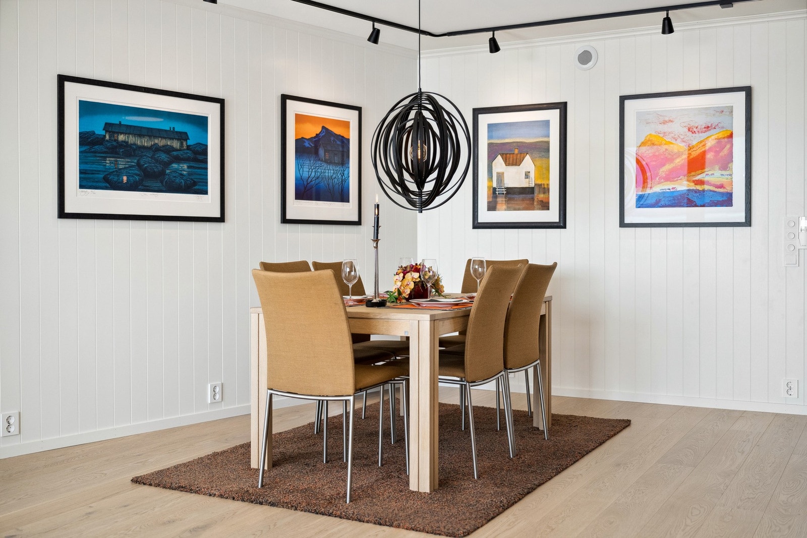 Gulvstående varmepumpe plassert ved spisestuen. Galleribilde