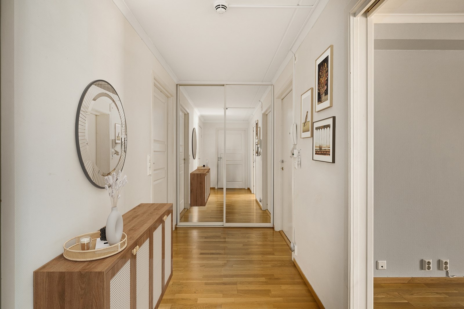 Skyvedørgarderobe i gangen Galleribilde