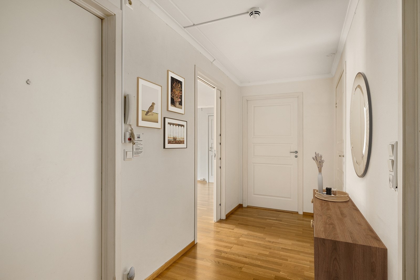 Lys og romslig gang Galleribilde