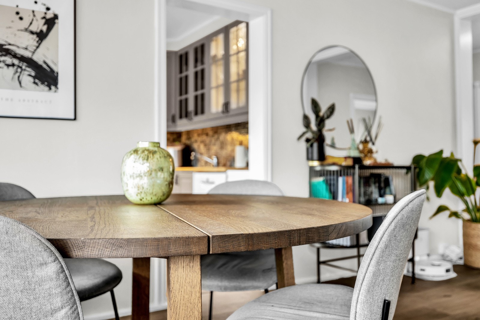 Plass til både sofagruppe og spisebord. Galleribilde