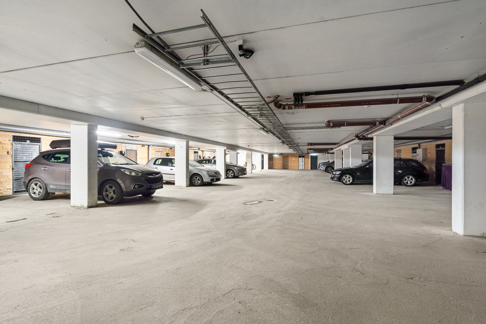 Leiligheten disponerer en fast parkeringsplass i felles garasjeanlegg. Galleribilde