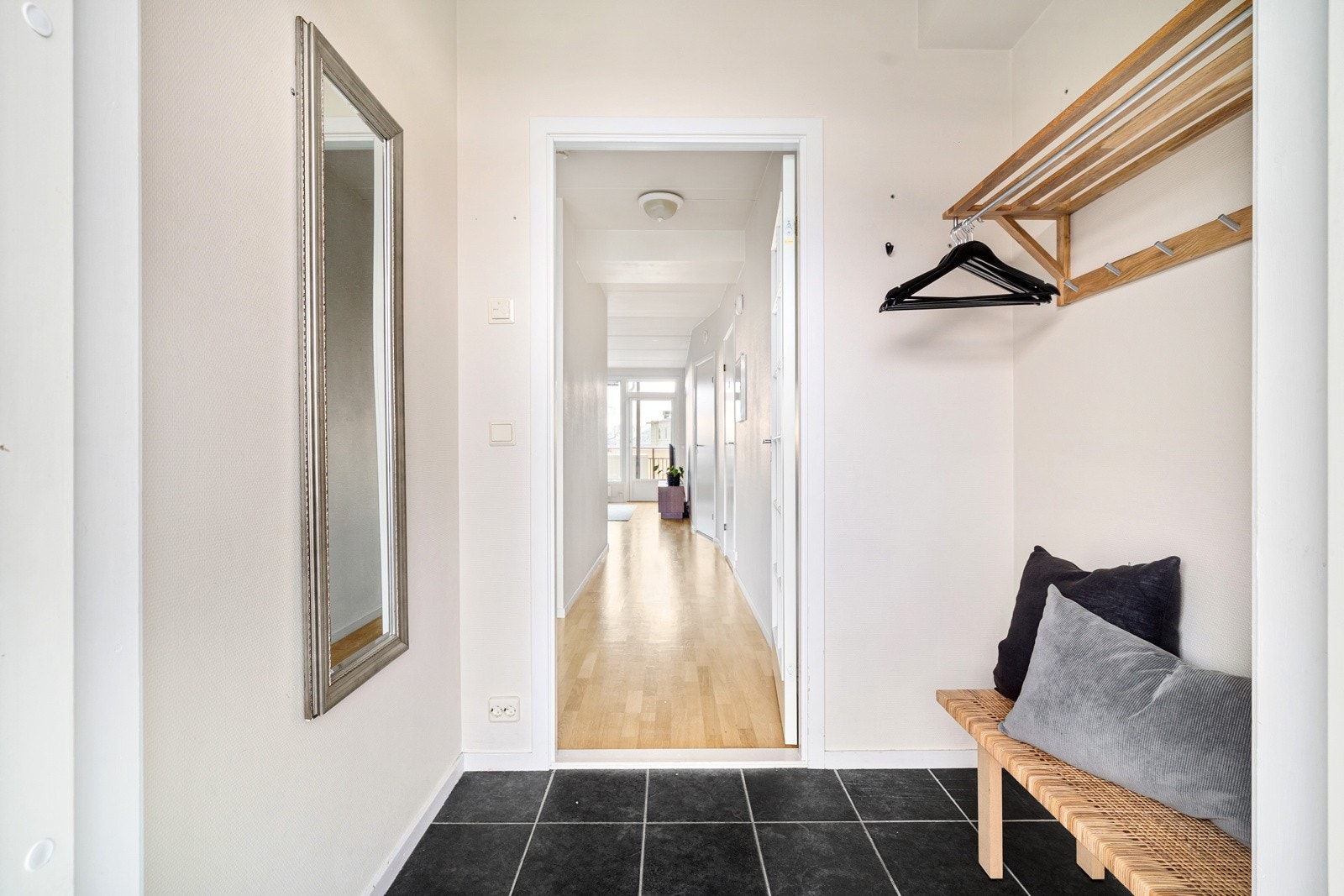 Velkommen inn! Romslig entrè med plass til praktisk skyvedørsgarderobe! Galleribilde