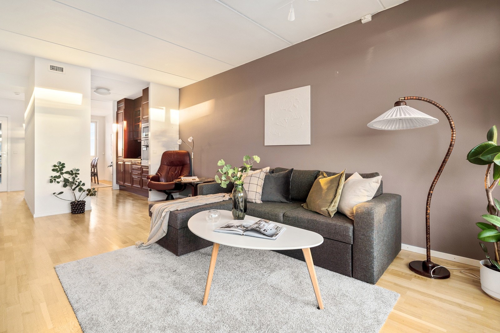 Leiligheten framstår gjennomgående åpen og luftig med generøs takhøyde og god planløsning. Galleribilde