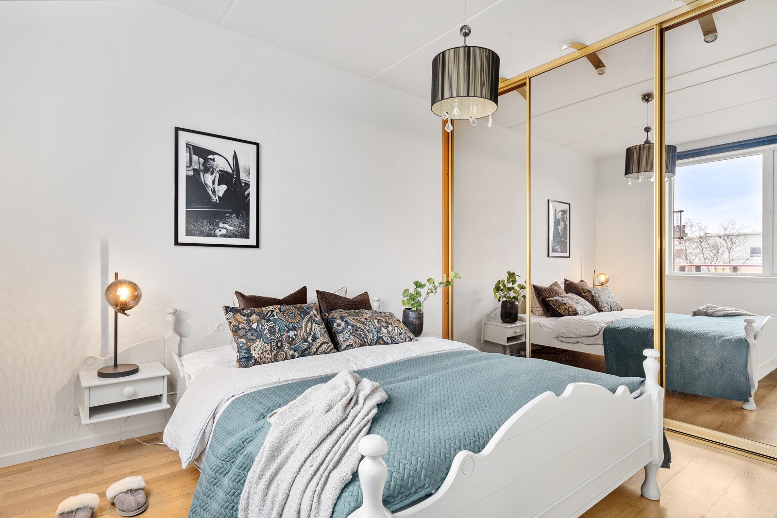 Hovedsoverommet er innredet med stor skyvedørsgarderobe som bidrar til god oppbevaringsplass. Galleribilde