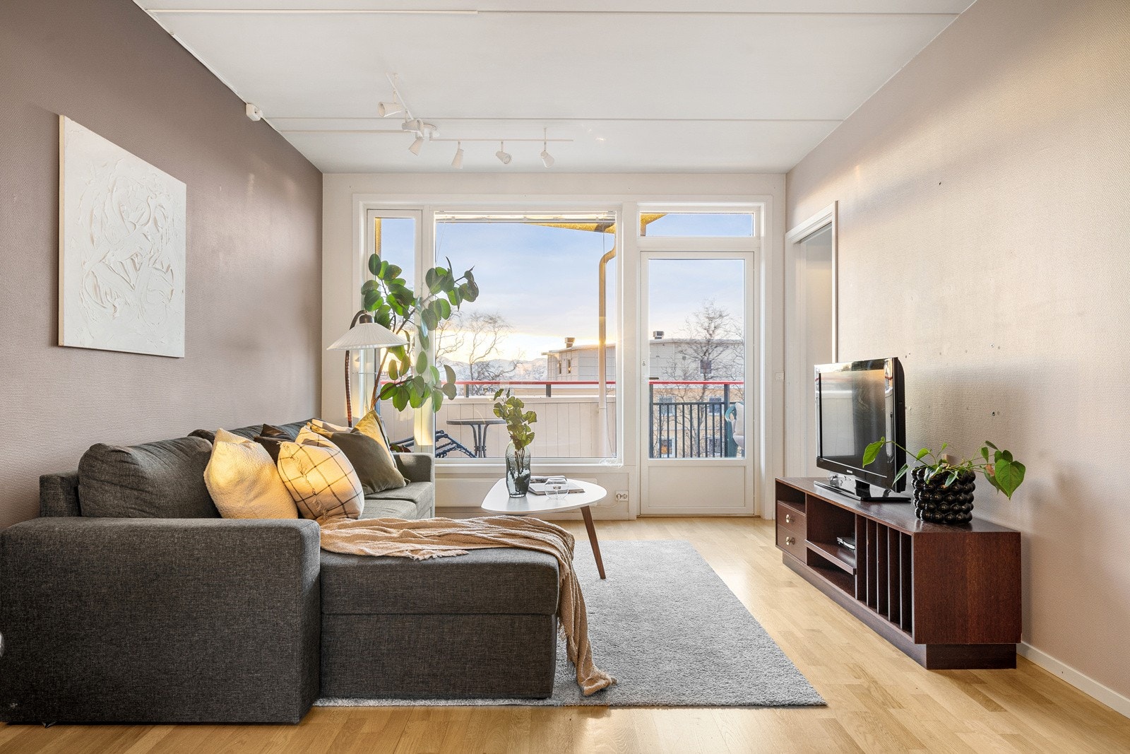 Store vindusflater som slipper inn store mengder med naturlig lys og byr på nydelig utsikt! Galleribilde