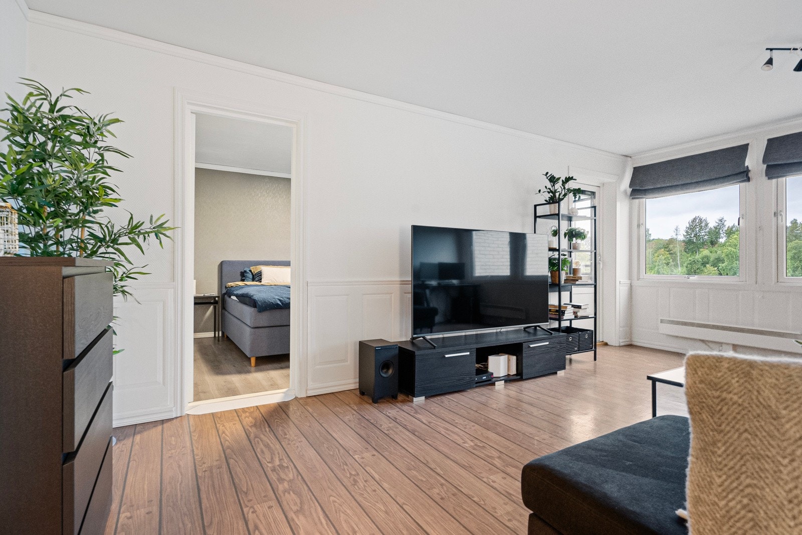 Romslig stue med plass for både salong og spisestuebord om ønskelig. Galleribilde