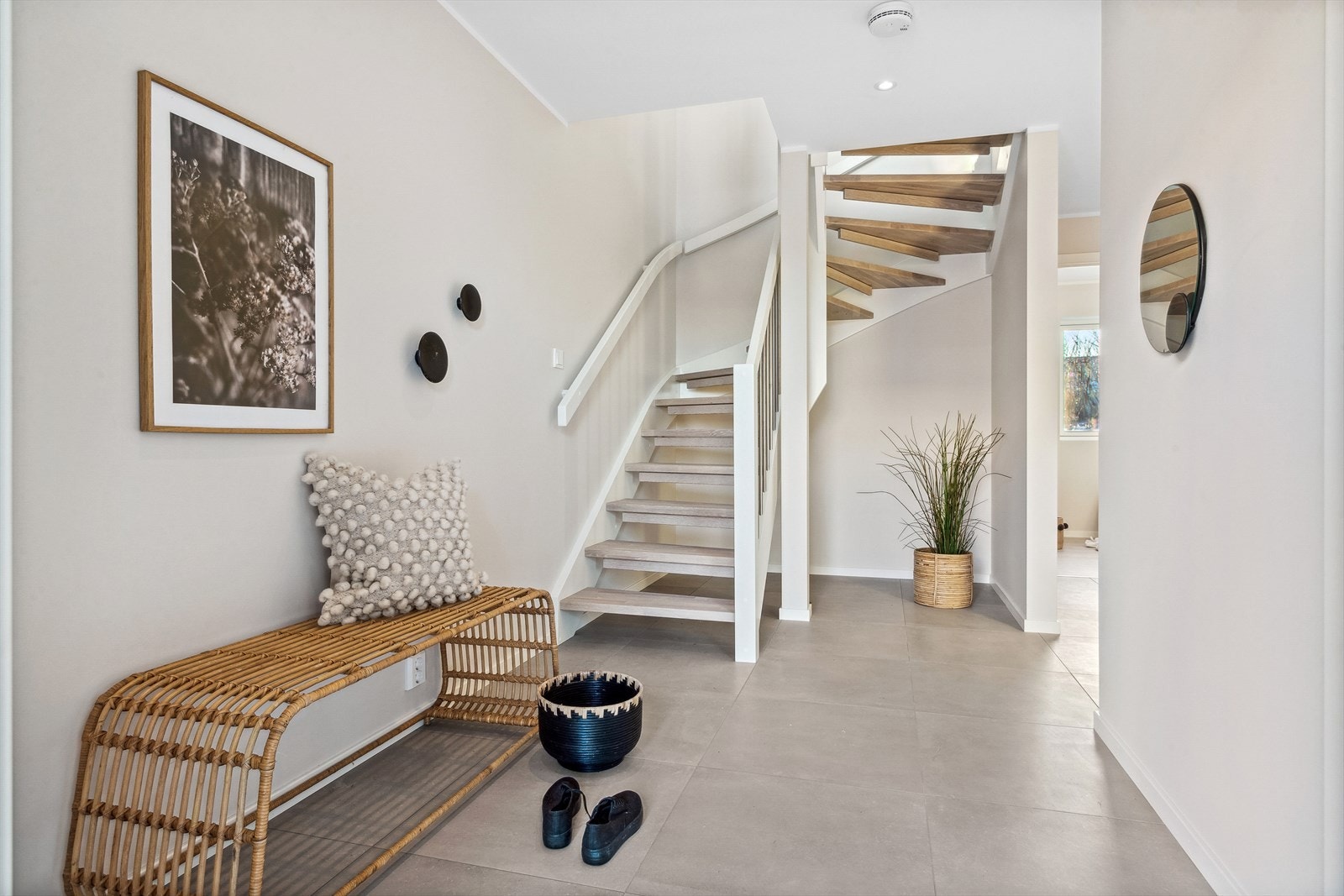 Romslig gang med fliser på gulv. Det er varmekabler i gulv og downlights i tak. Galleribilde