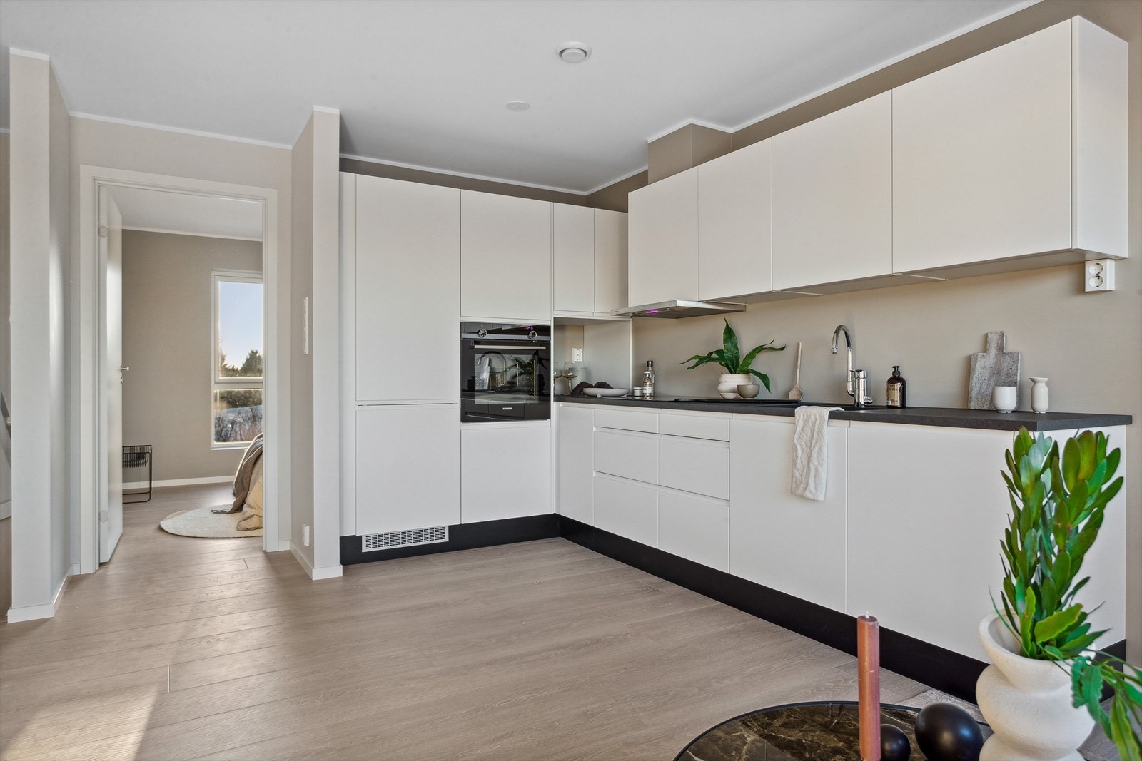 Lekker kjøkkeninnredning fra Designa med integrerte Siemens hvitevarer som er kjøl/fryseskap, stekeovn, platetopp og oppvaskmaskin. Galleribilde