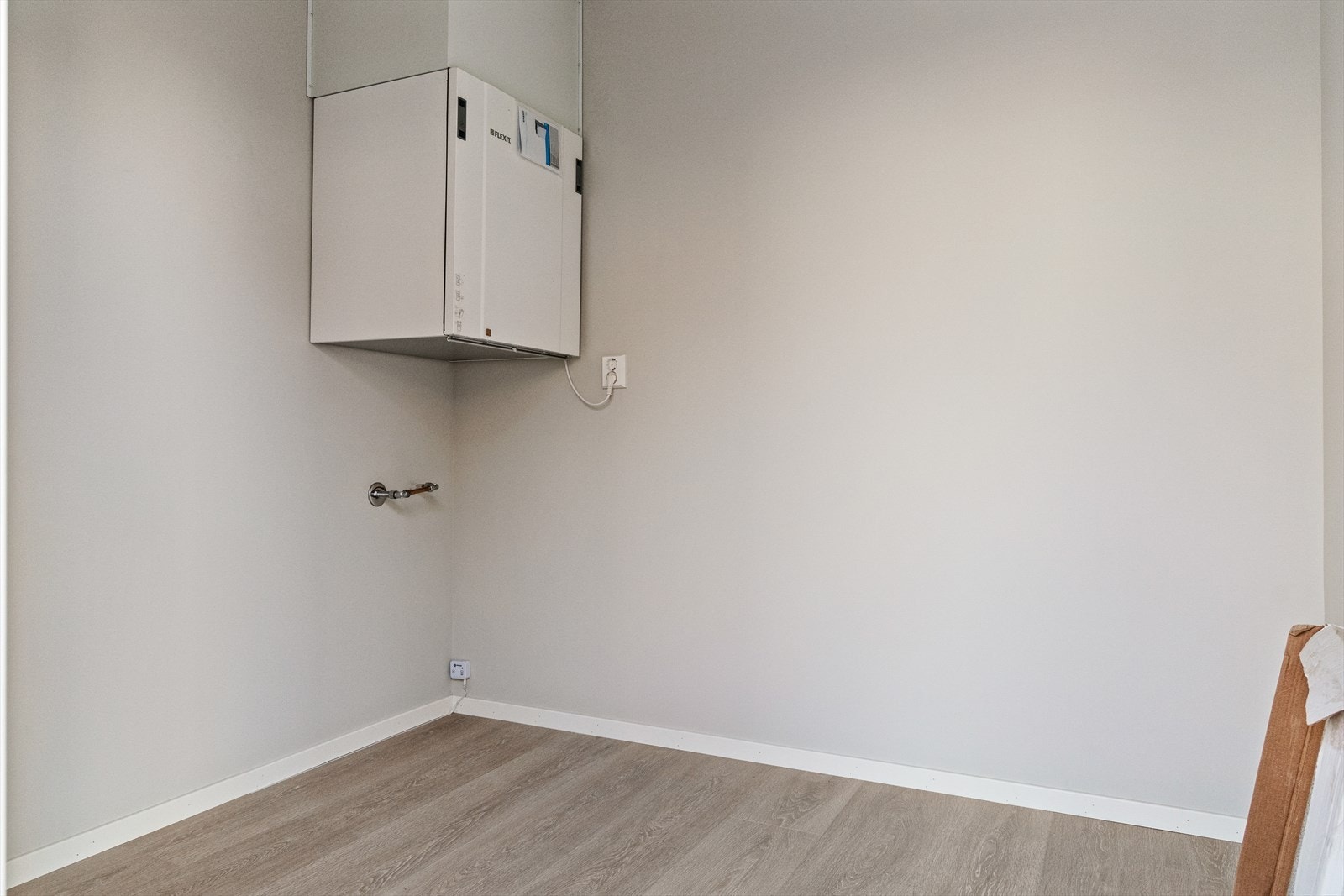 Sportsbod med adkomst fra siden av boligen. Boligen har installert ventilasjonsanlegget er en høyeffektiv varmegjenvinner. Galleribilde