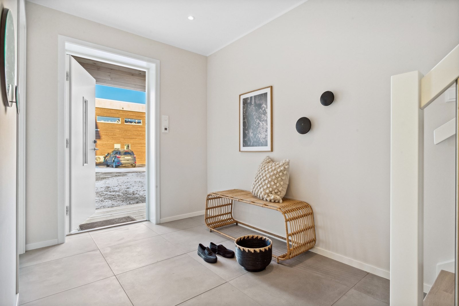 Her kommer man inn i en romslig gang med trapp opp til 2. etasje. Galleribilde