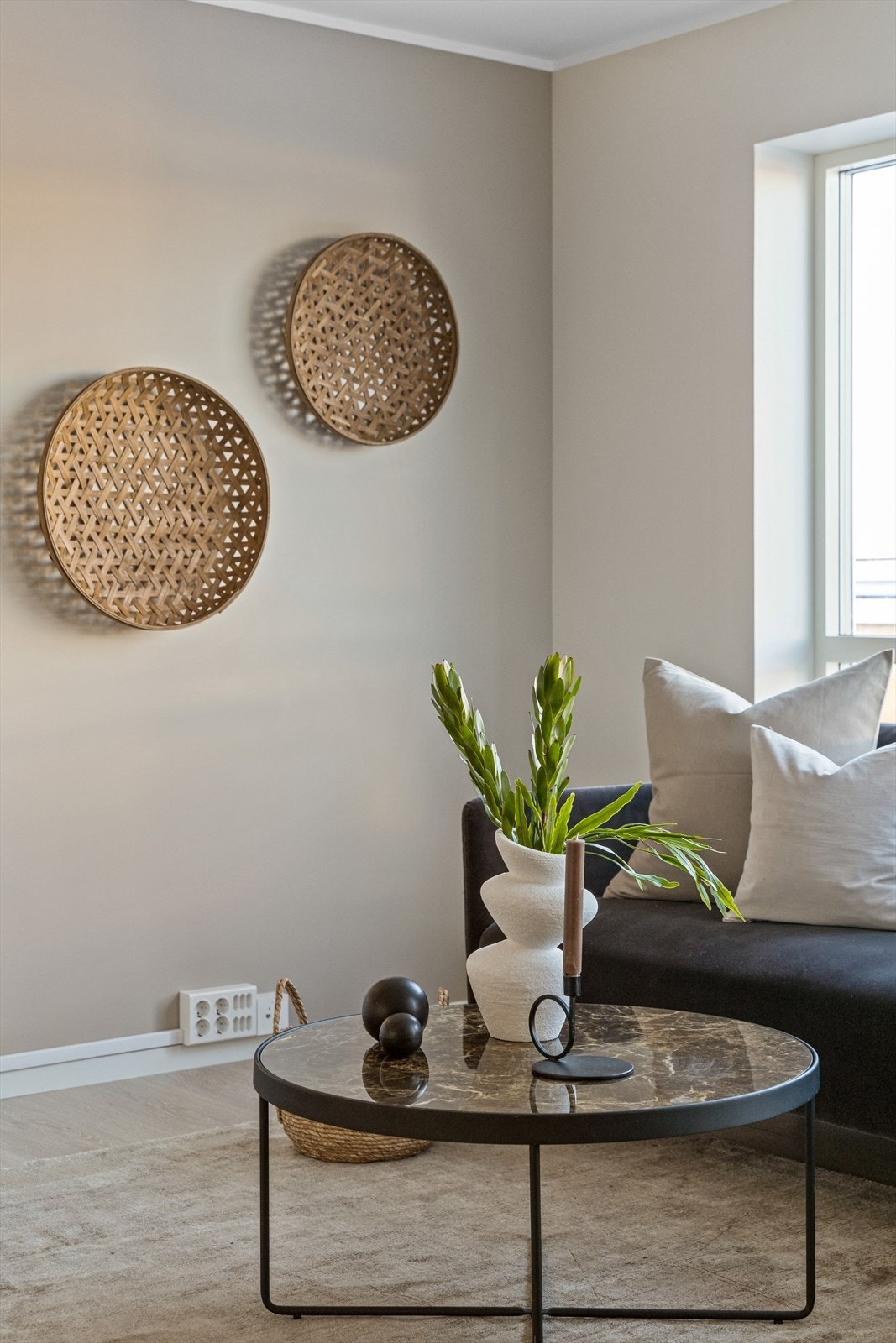 Det er gjennomgående laminat av type Pergo Wide Longplank Kalket Nordisk Eik på gulv og malte plater på vegg og tak. Galleribilde