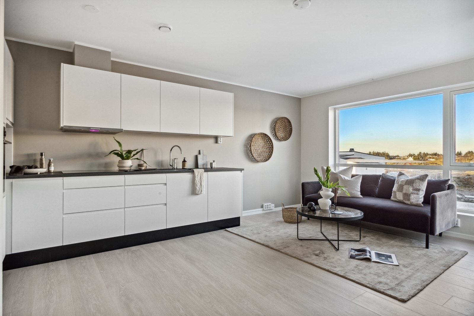 Kjøkkenet har godt med skap- og benkeplass. Galleribilde