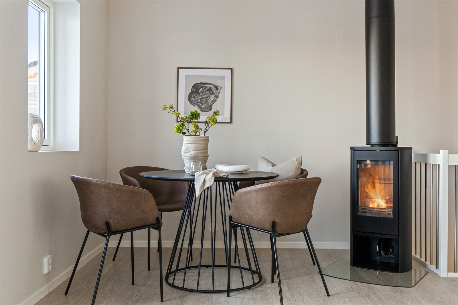 Det er installert en contura 810 peisovn i stuen. Galleribilde