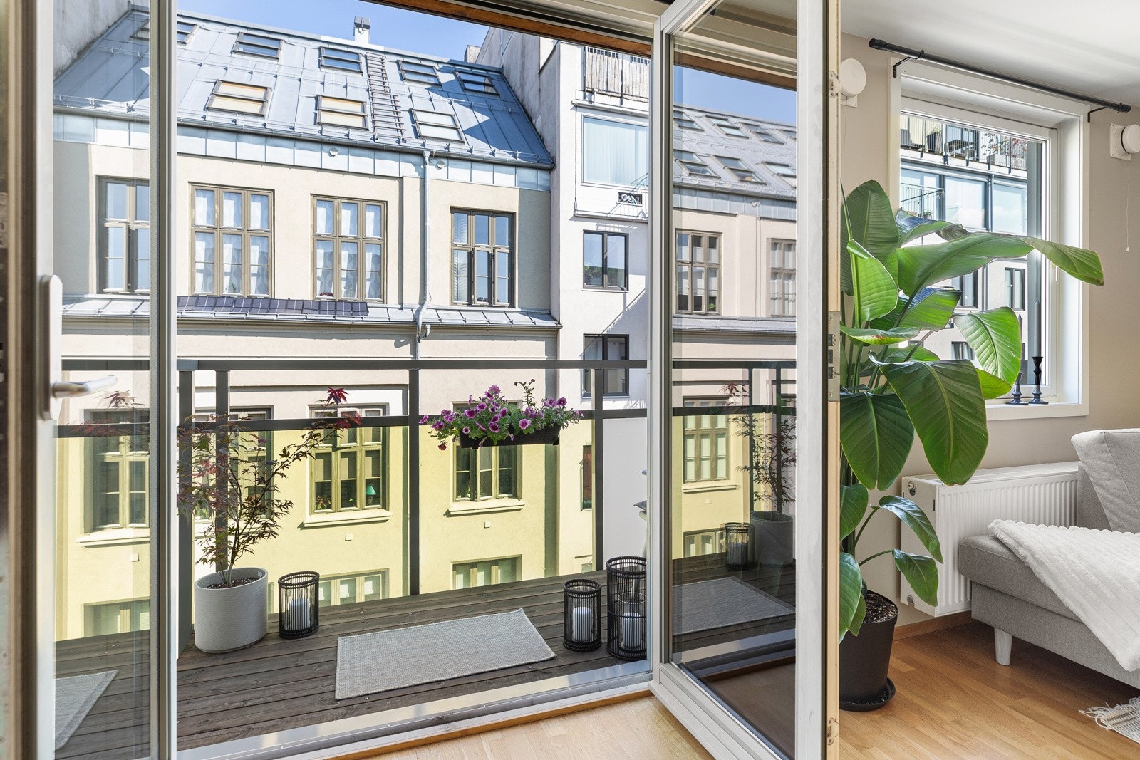 Her kan dørene åpnes på vid gap og det god plass til utemøbler på balkongen. Balkongen ligger fritt ut fra bygget uten balkong/tak over Galleribilde