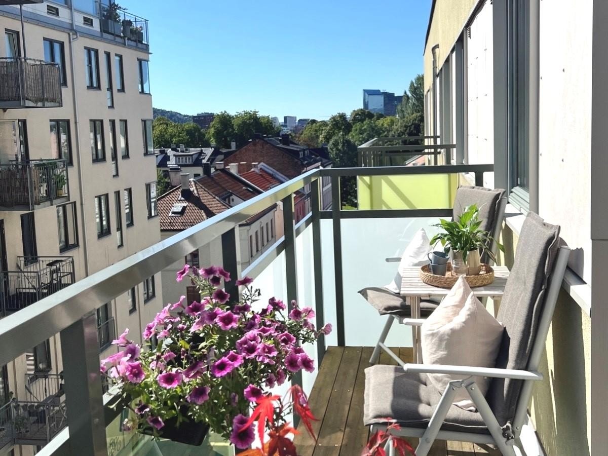 Teglverksgata 8 ligger i et moderne bygg fra 2007 og har egen balkong, parkering med lader og tilgang til fantastiske fellesarealer med sitteplasser og grill Galleribilde