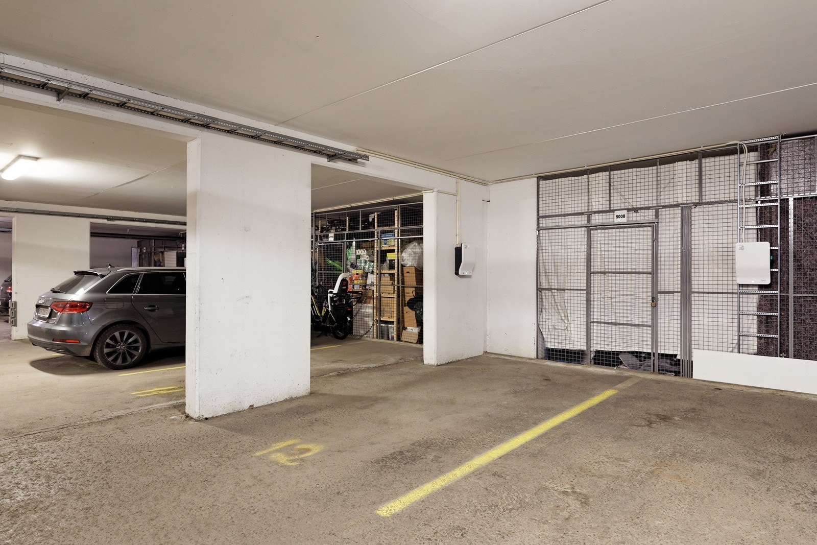 Leiligheten har tilhørende parkeringsplass med bod i felles garasjeanlegg. Parkeringsplassen er målt til ca. 11,8 m² og har plass nr 12. Det er el-billader på plassen Galleribilde