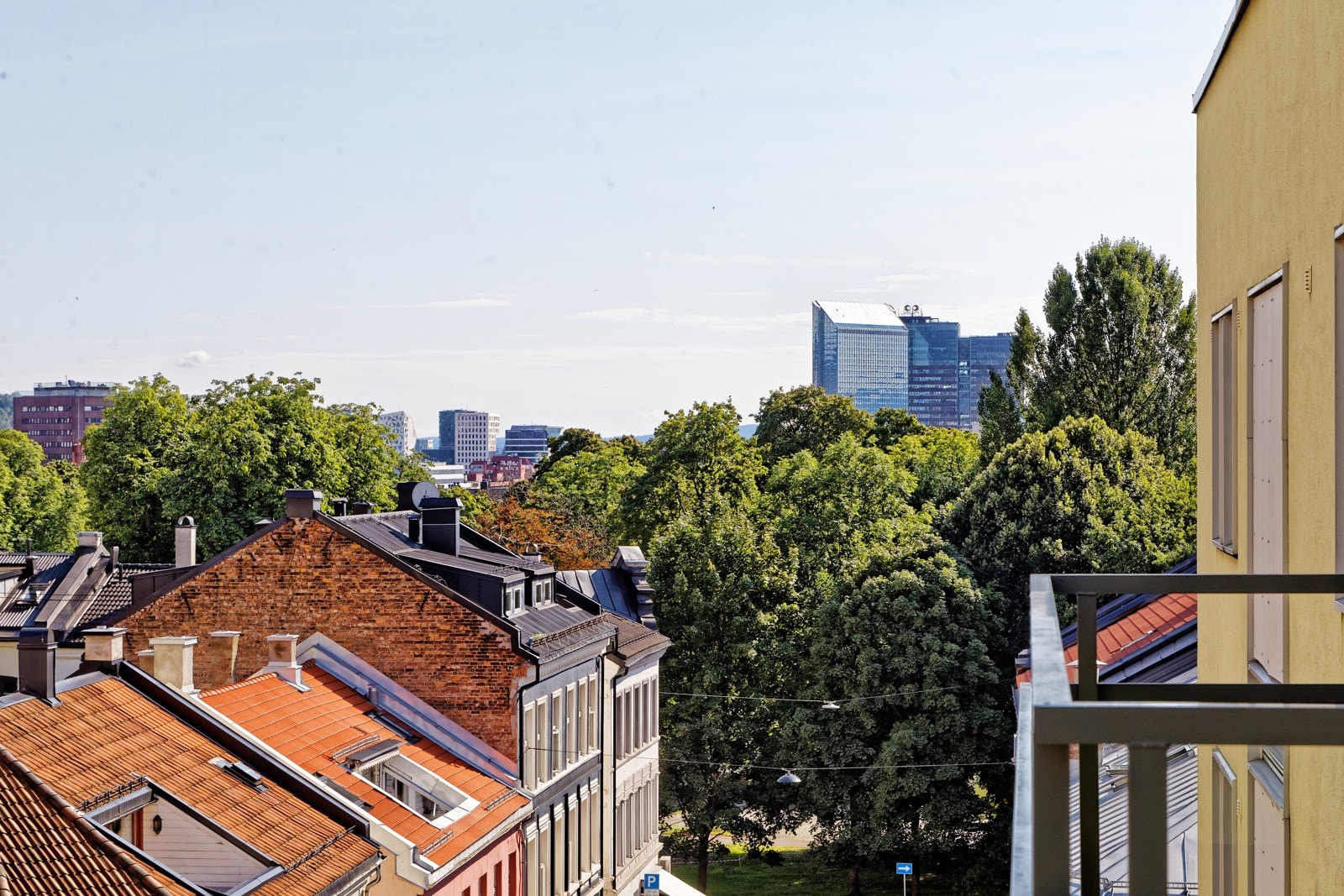 Fra balkongen er det nydelig utsikt mot Sofienbergparken og sjarmerende hustak Galleribilde
