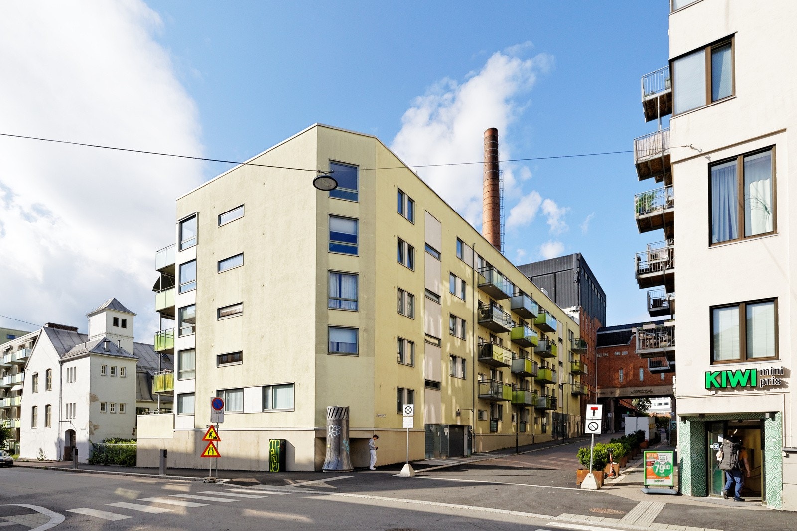 Leiligheten befinner seg i et flott nybygg fra 2007 med skjermet beliggenhet i en blindvei med umiddelbar nærhet til "alt" hovedstaden har å by på Galleribilde