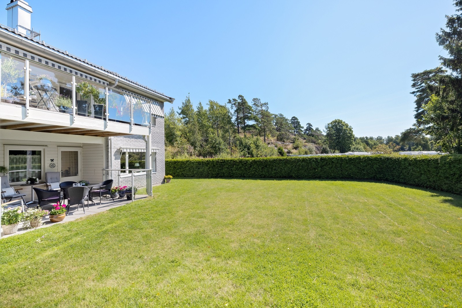 Borettslaget har en fin hage, pent opparbeidet med gressplen og velstelt hekk. Galleribilde