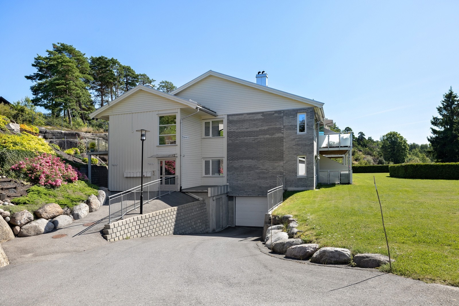 Det følger med egen garasjeplass i kjelleren, og bygget har heisadkomst til garasjeanlegget. Galleribilde