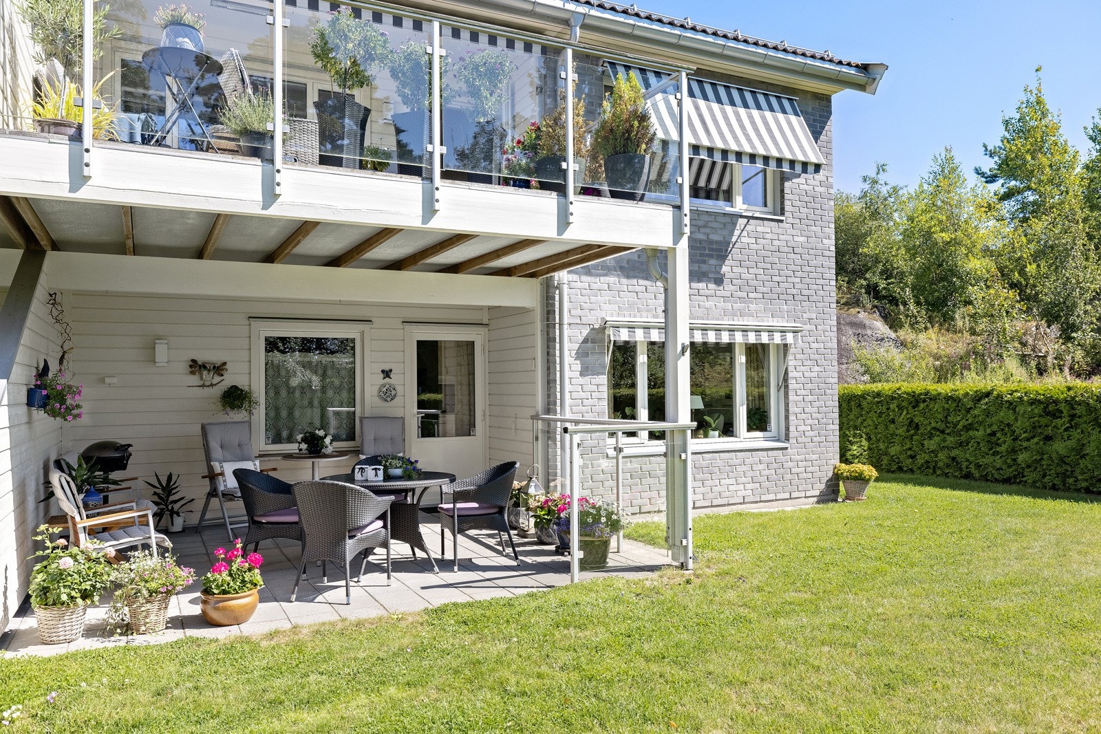 Utenfor stuen har leiligheten en herlig terrasse på ca. 18 kvm - utstyrt med belysning og stikkontakt. Galleribilde