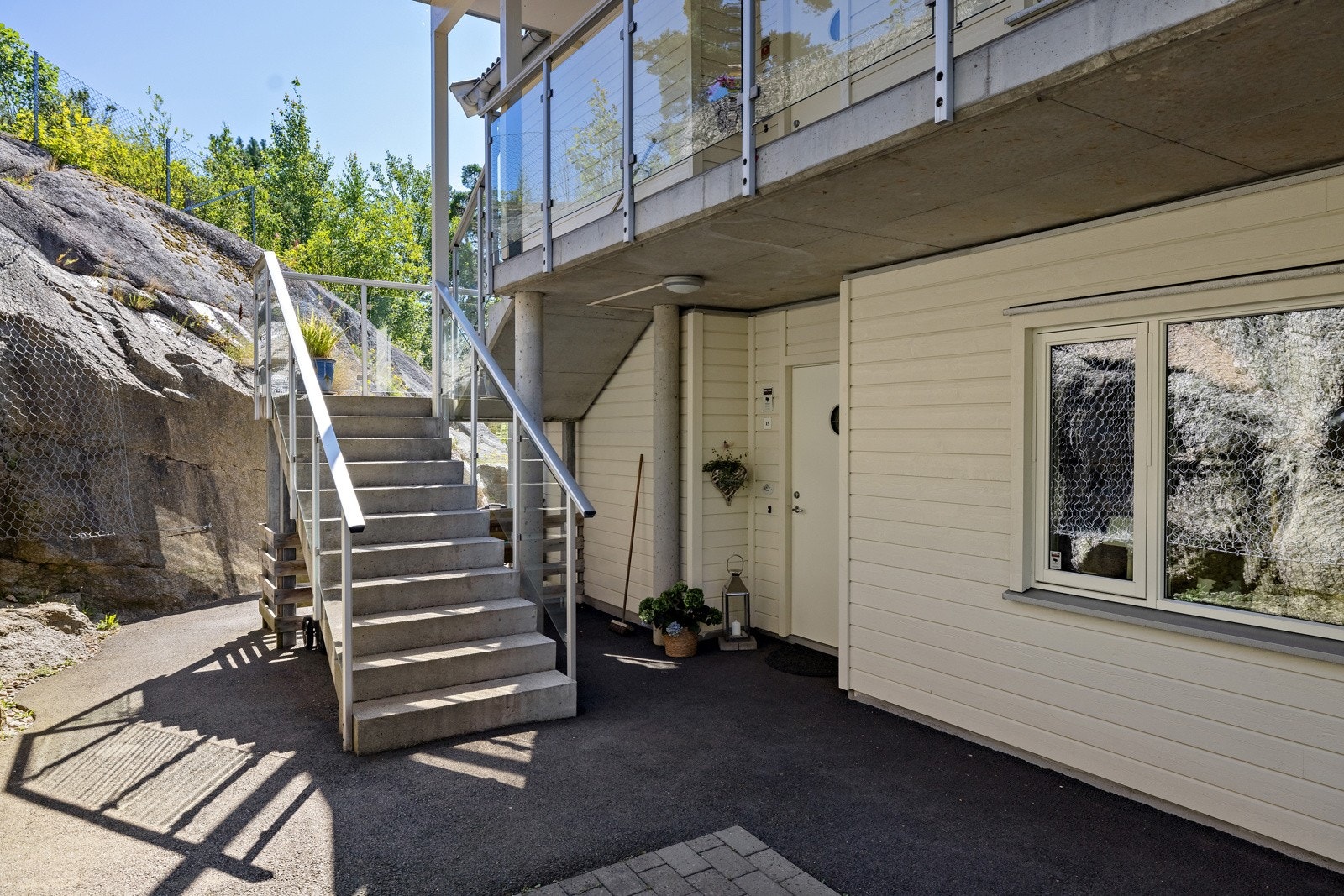 Leiligheten har egen trappefri adkomst via en overbygd ytterdør med belysning og ringeklokke. Galleribilde