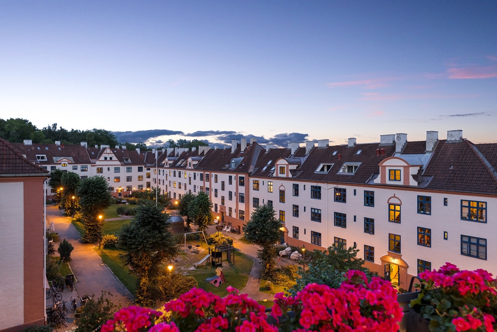 Her bys det på en fantastisk takterrasse - den største i gården - med et flott utsyn mot gårdsrom. Galleribilde