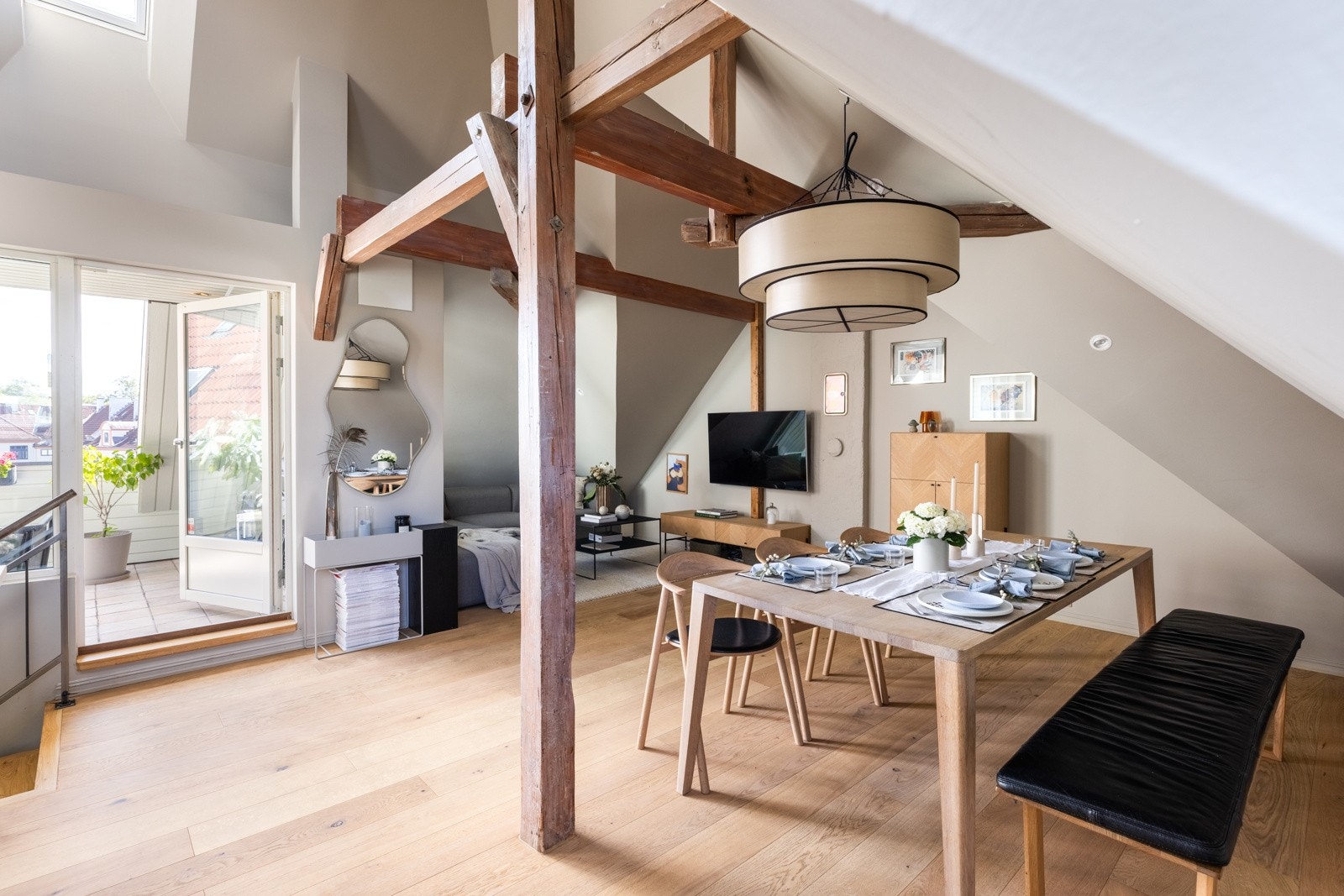 Loftsetasjen har en herlig planløsning hvor det er enkelt å møblere stort i hverdagen. Galleribilde