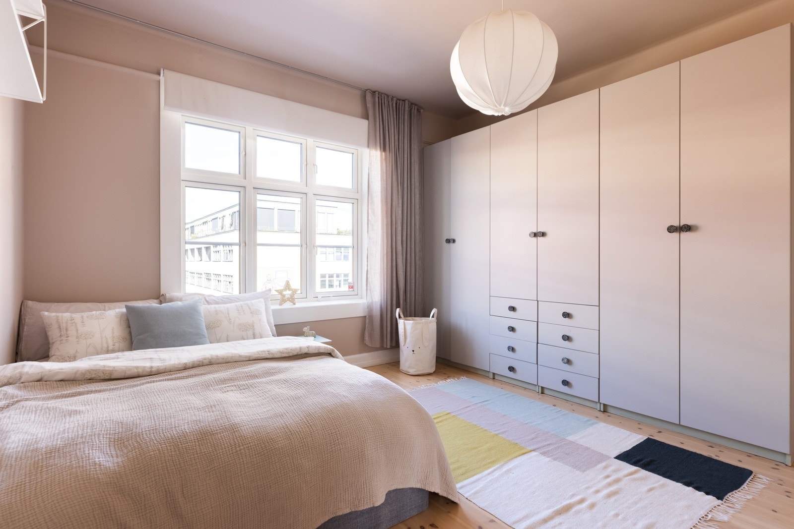 Solide garderobeløsninger på soverom 2. Galleribilde