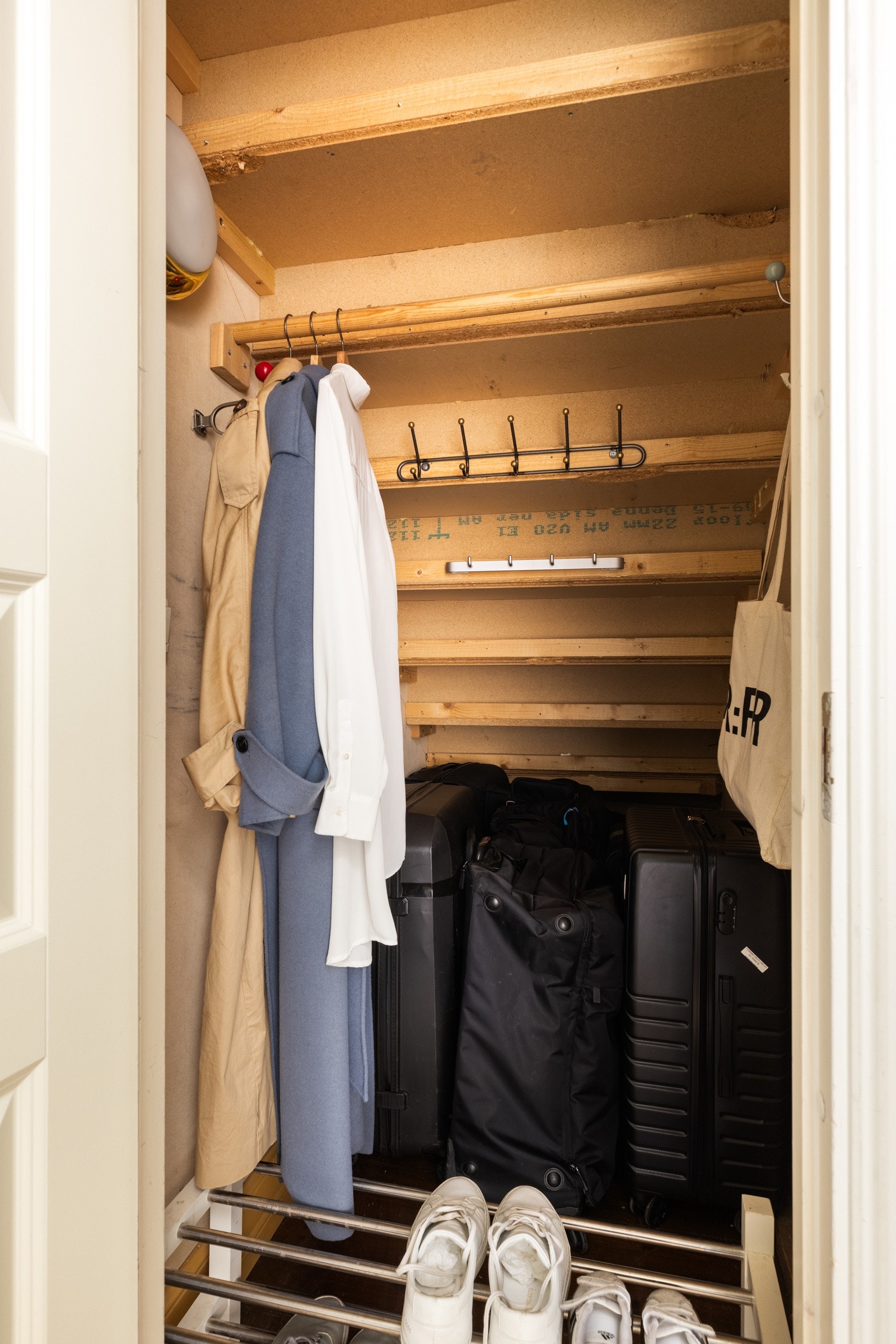 Svært godt og dypt med lagring under trapp. Her får du plass til alt familier behøver i hverdagen! Galleribilde