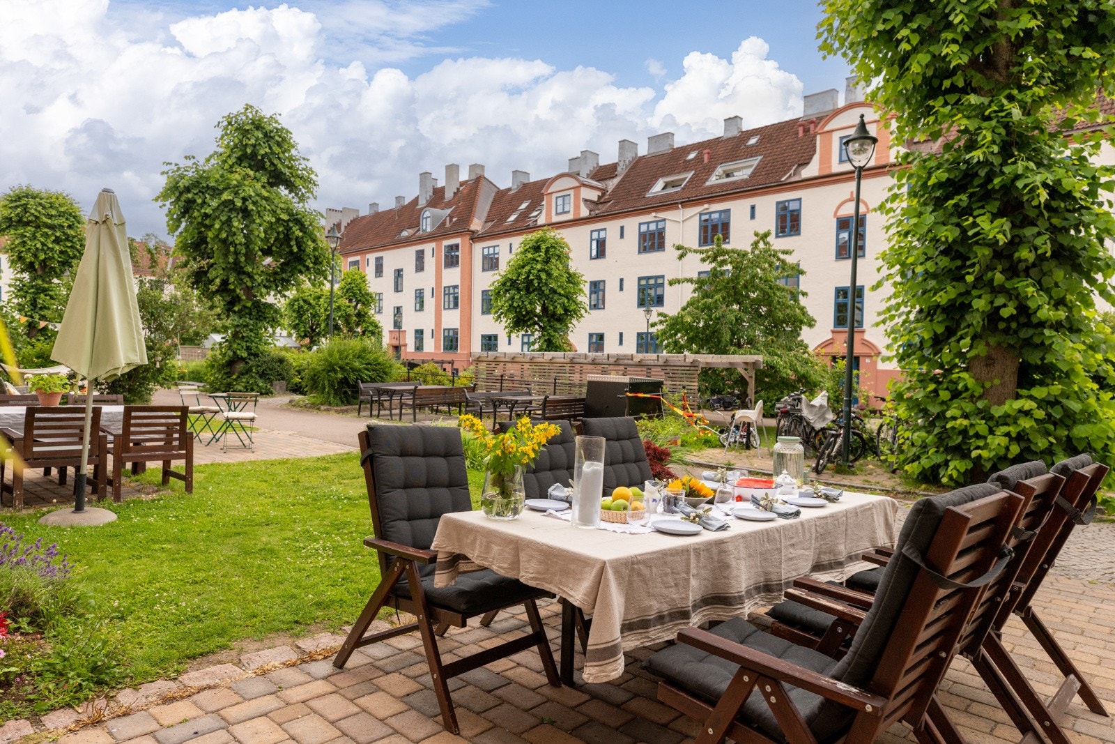 Dekk på til utendørs sommermiddag rett utenfør døren - gårdsrommet byr på rikelig med plass til alle. Galleribilde