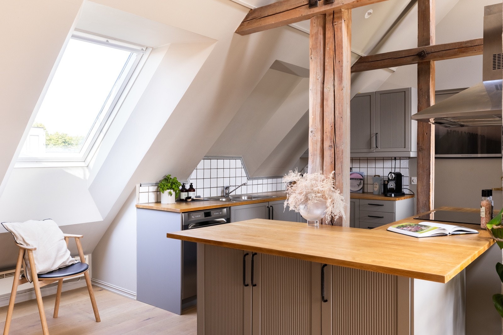 Kjøkkenet har nymalte fronter (2024) og gir godt med lagring og arbeidsplass. Galleribilde