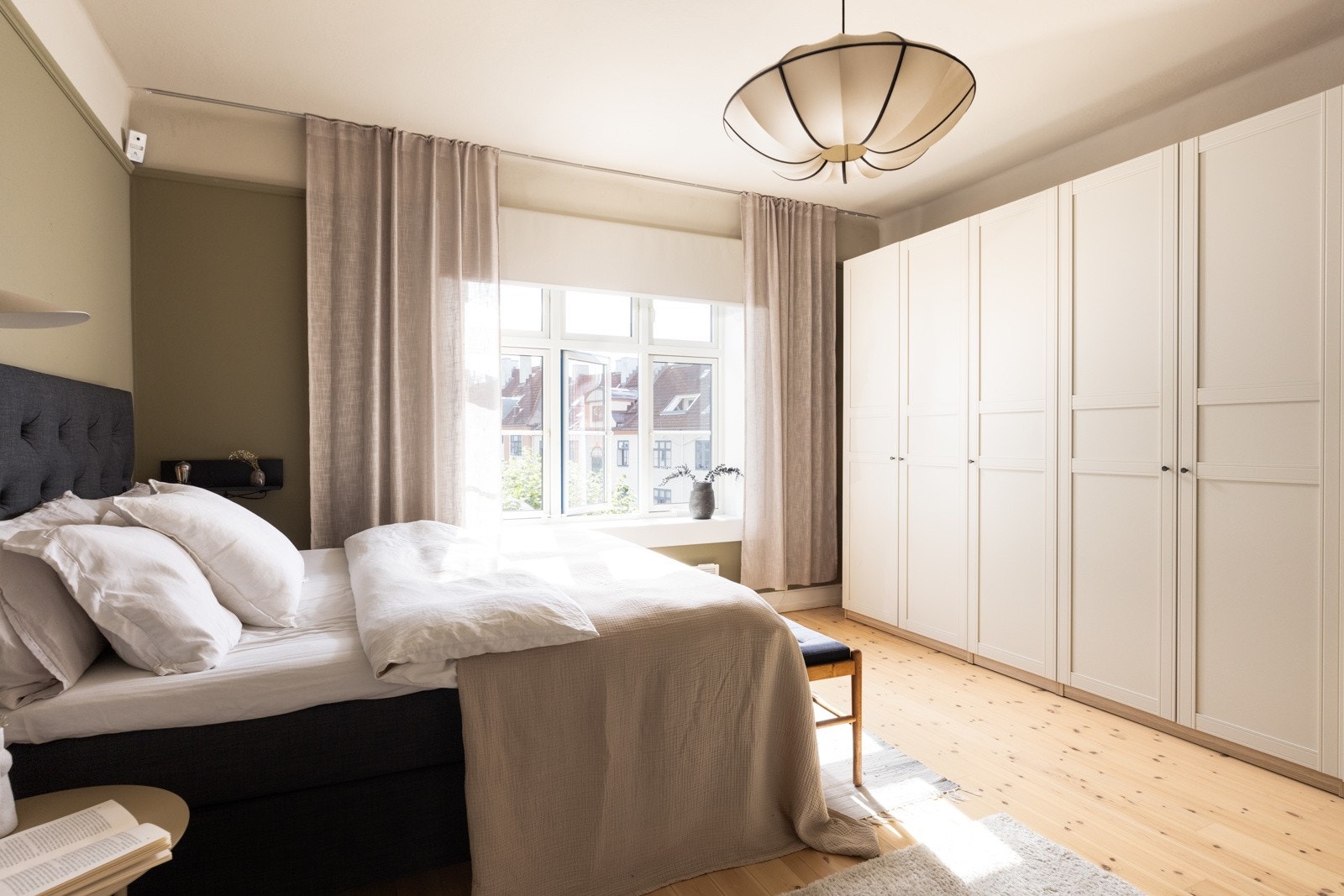 Hovedsoverommet har god plass til bred dobbeltseng, oppbevaring, skrivepult og alt en måtte ønske. Galleribilde