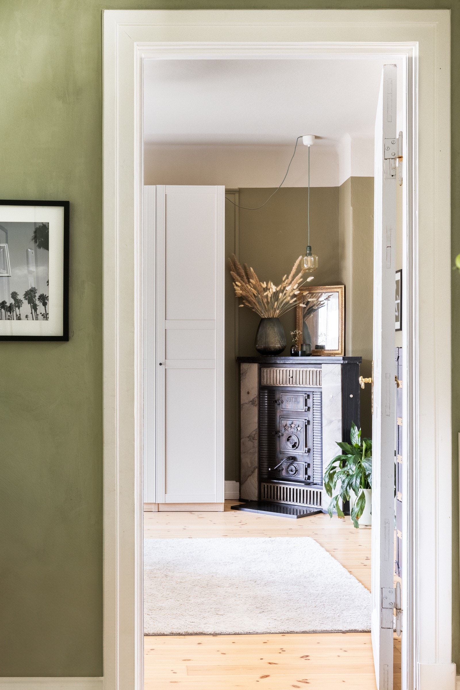 Flott detalj med klassisk ovn på soverommet. Galleribilde