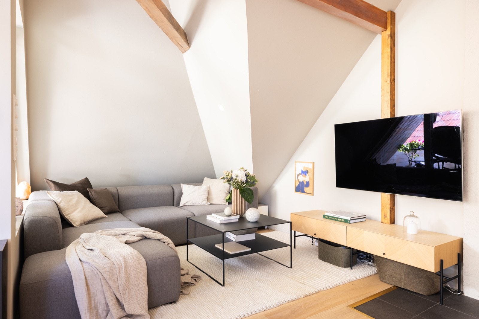 Innred med sofaseksjon, mediemøblement og det du måtte ønske. Galleribilde