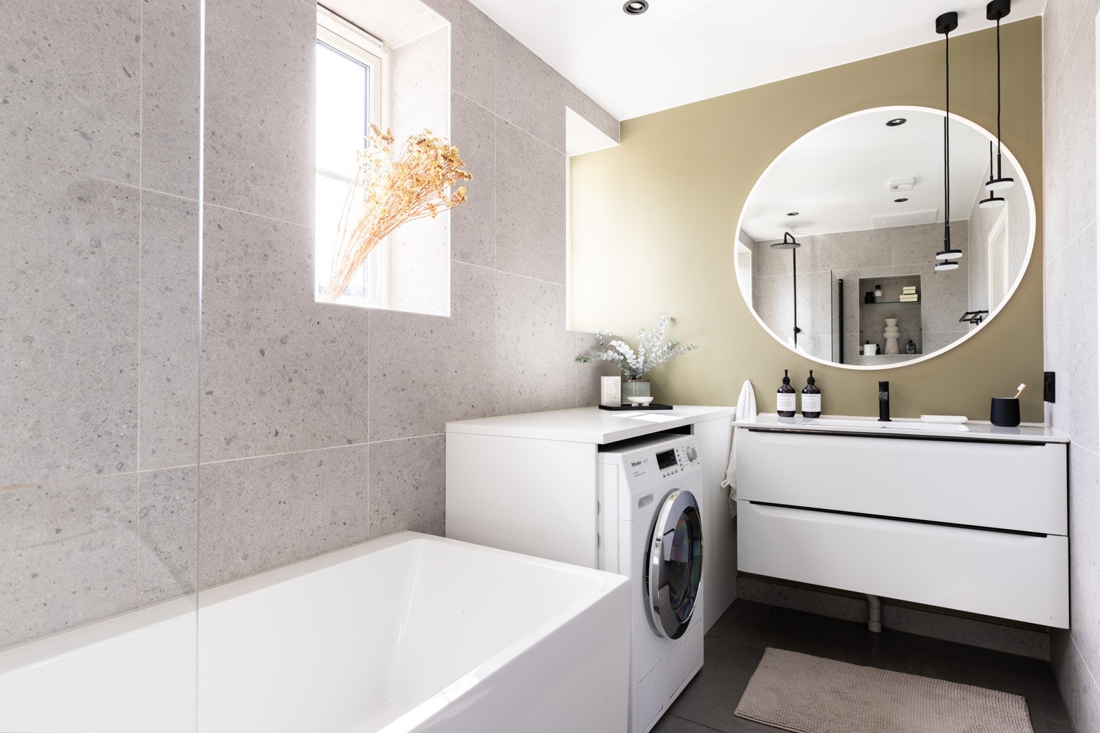 Badet er svært lekkert med en delikat finish og praktiske løsninger. Galleribilde