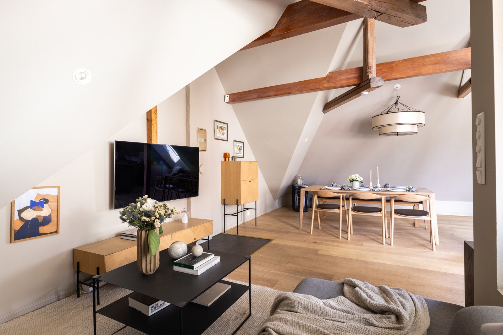 Sofaseksjonen ligger i en lun, åpen løsning mot spisestuen. Galleribilde