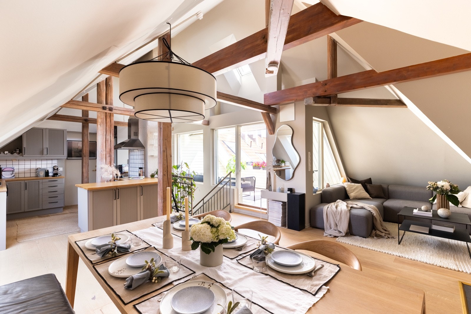 Loftsleiligheten holder en flott standard og oppleves lys, luftig og svært innbydende. Galleribilde