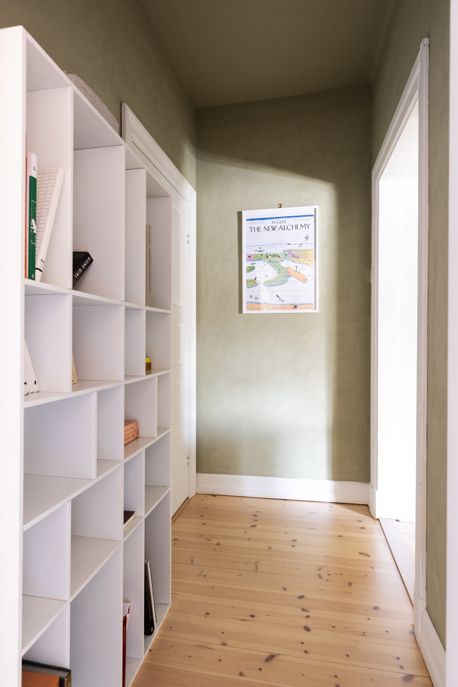 Mellomgang med dør inn til soverom 2 og 3 fra entré. Her med plass til f.eks bokhyller. Galleribilde