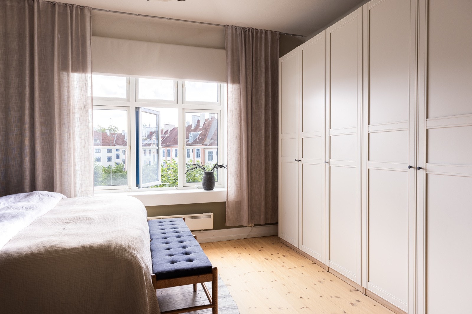 Særdeles godt med oppbevaring i garderobeskapene. Galleribilde