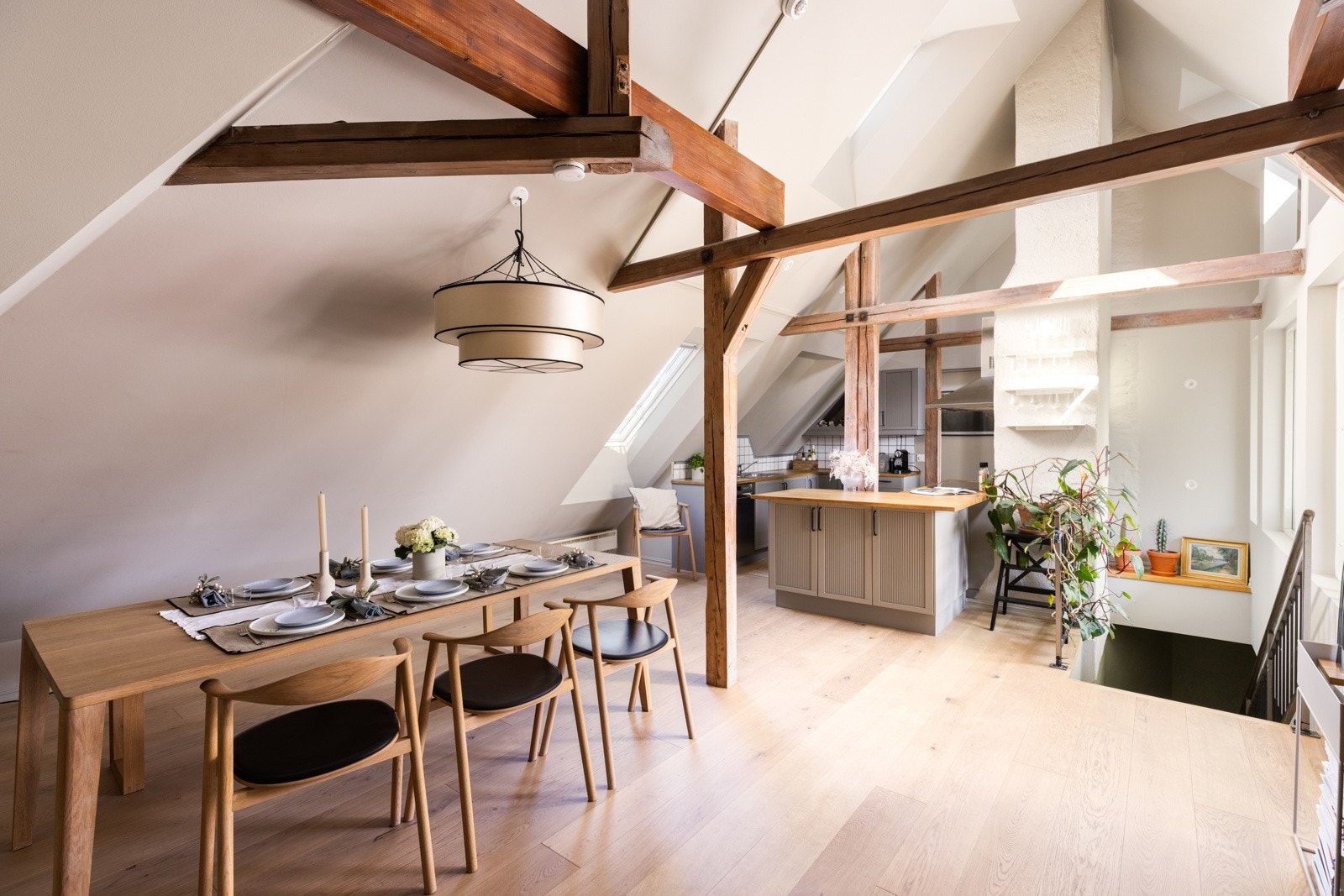 Spisestuen har en sosial plassering mot kjøkkenet - her kan du fint innrede med langbord i hverdagen. Galleribilde