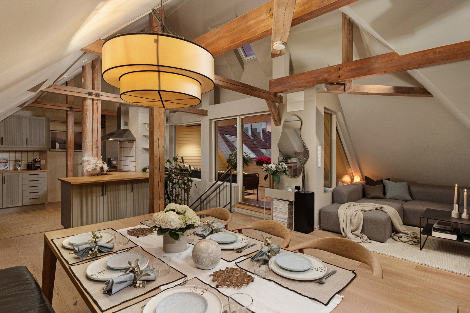 Leiligheten har en perfekt planløsning med stue, kjøkekn og takterrasse på loftet - en sosial, åpen og luftig løsning. Galleribilde