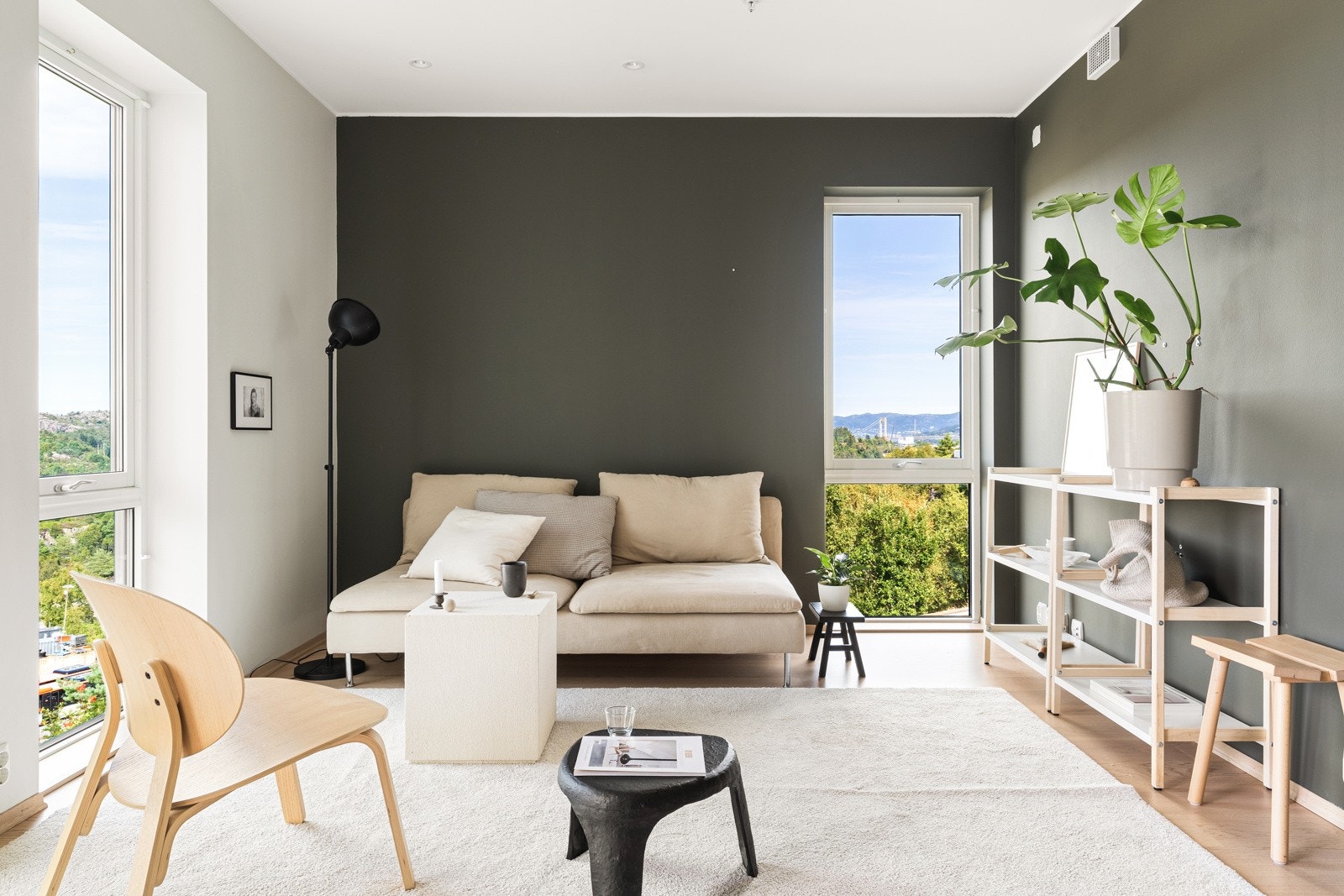 Slette, malte overflater i moderne stil. Galleribilde