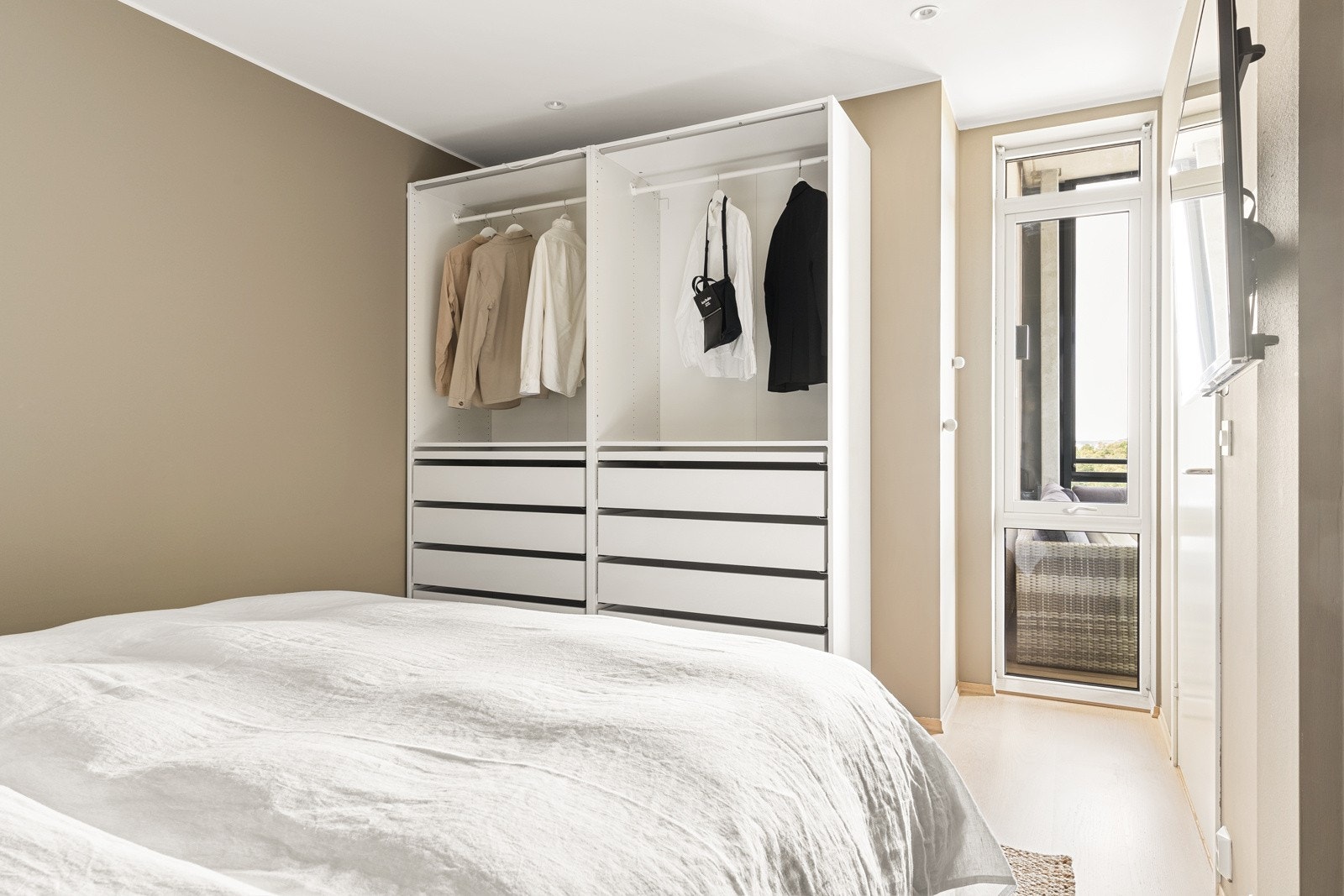 Lys og romslig hovedsoverom med garderobe. Galleribilde