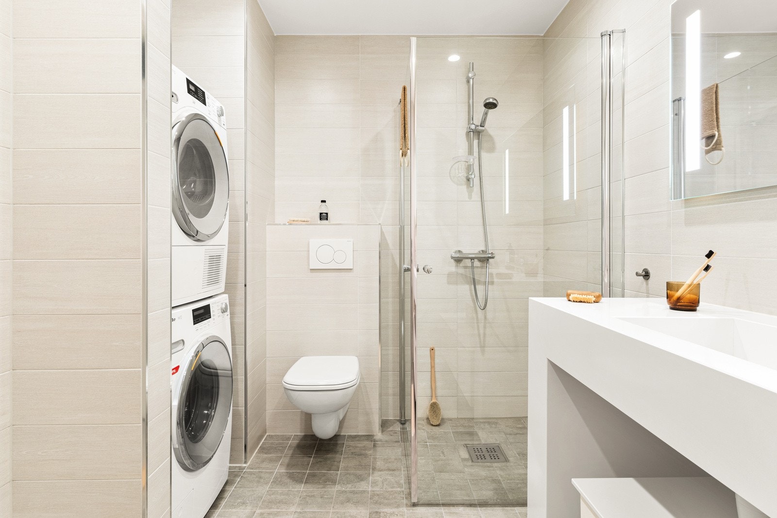 Badet måler 5,9 kvm og har egen nisje til vask/tørk. Galleribilde