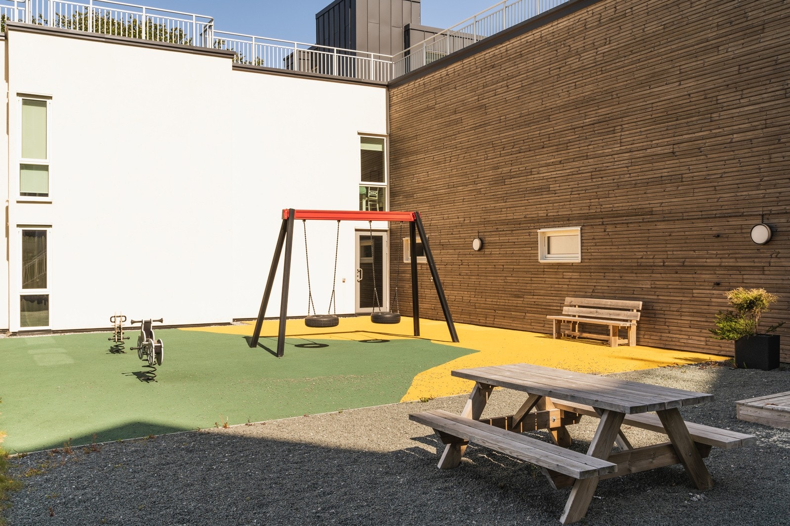 Lekeplass for de minste rett i nærheten. Galleribilde
