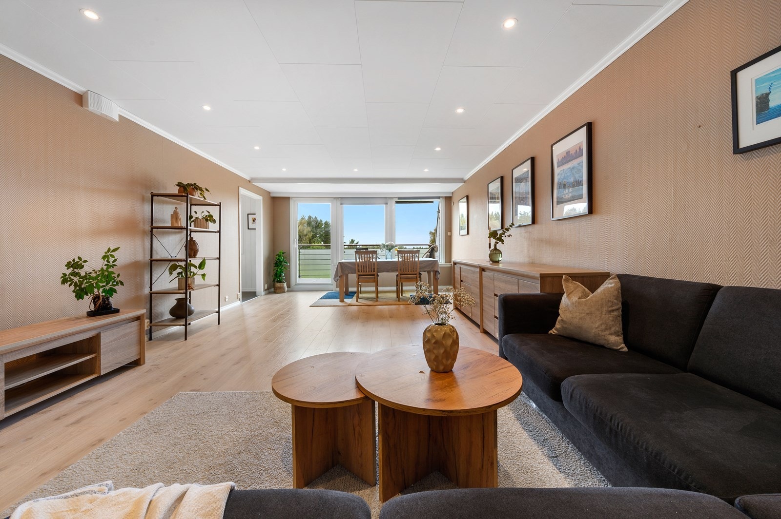 - Leiligheten har et totalt BRA-i på 96m² og inneholder entré/gang, toalettrom, 3 soverom, bad, stue, kjøkken og innvendig bod + ekstern bod! - Galleribilde